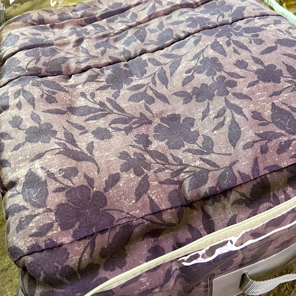 Queen Comforter Set. Fitted and top sheet. Bedskirt and Two pillowcases